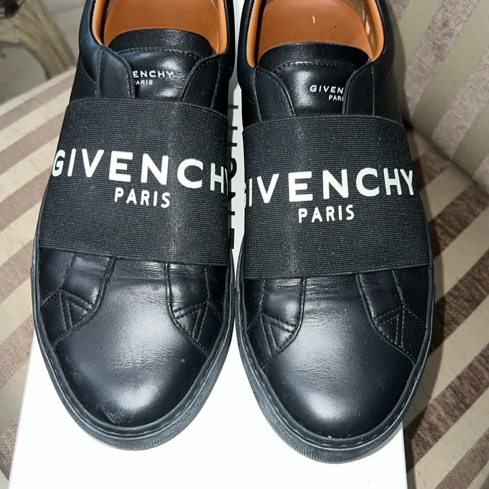 Givenchy - Picture 2 of 5